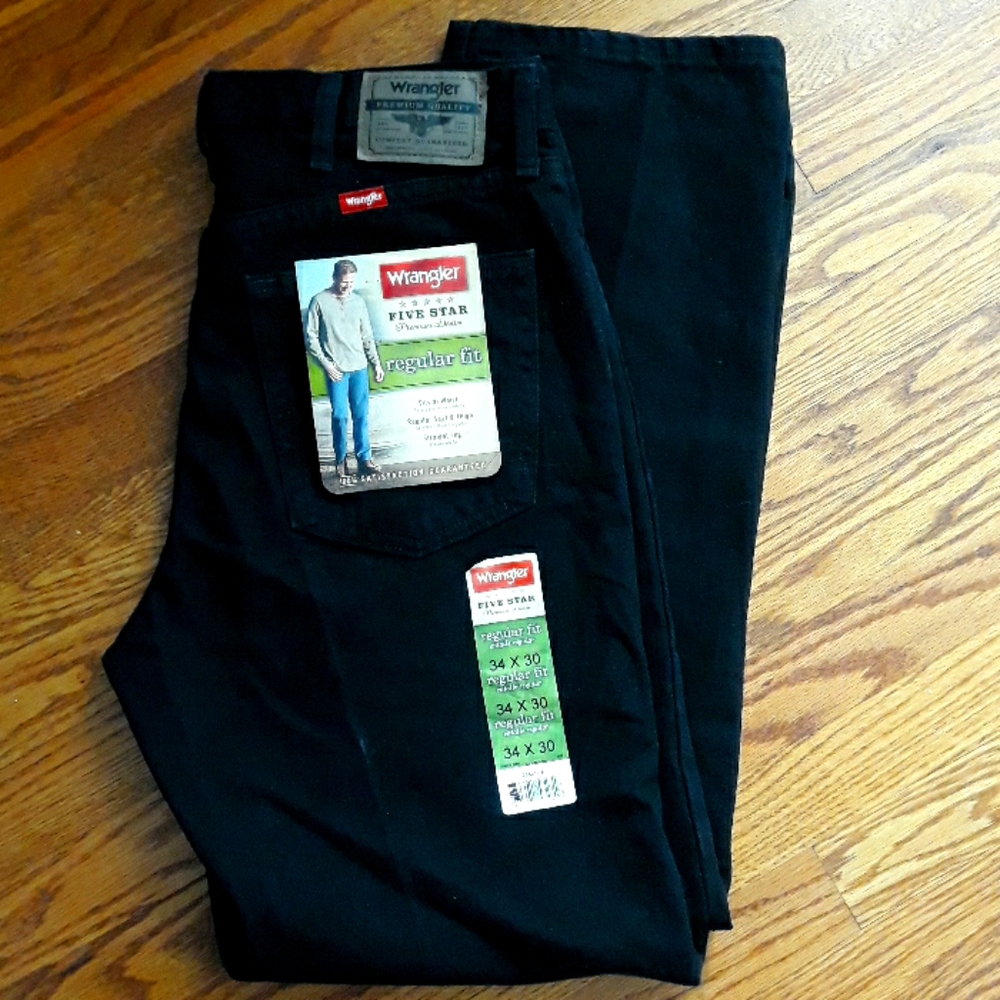 Men's Wrangler Regular Fit Jeans.